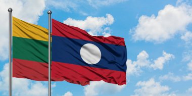 Litvanya ve Laos bayrağı birlikte beyaz bulutlu mavi gökyüzüne karşı rüzgarda sallayarak. Diplomasi kavramı, uluslararası ilişkiler.