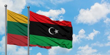 Litvanya ve Libya bayrağı birlikte beyaz bulutlu mavi gökyüzüne karşı rüzgarsal sallayarak. Diplomasi kavramı, uluslararası ilişkiler.