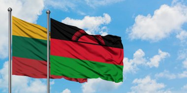 Litvanya ve Malavi bayrağı birlikte beyaz bulutlu mavi gökyüzüne karşı rüzgarda sallayarak. Diplomasi kavramı, uluslararası ilişkiler.