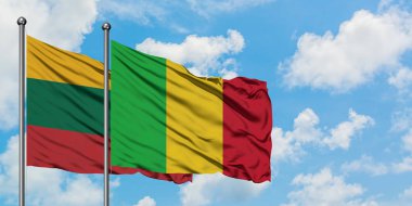 Litvanya ve Mali bayrağı birlikte beyaz bulutlu mavi gökyüzüne karşı rüzgarda sallayarak. Diplomasi kavramı, uluslararası ilişkiler.