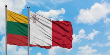 Litvanya ve Malta bayrağı birlikte beyaz bulutlu mavi gökyüzüne karşı rüzgarda sallayarak. Diplomasi kavramı, uluslararası ilişkiler.