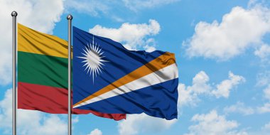 Litvanya ve Marshall Adaları bayrağı birlikte beyaz bulutlu mavi gökyüzüne karşı rüzgarda sallayarak. Diplomasi kavramı, uluslararası ilişkiler.