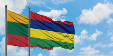 Litvanya ve Mauritius bayrağı birlikte beyaz bulutlu mavi gökyüzüne karşı rüzgarda sallayarak. Diplomasi kavramı, uluslararası ilişkiler.