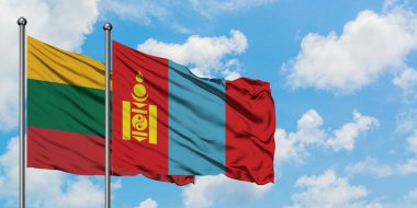 Litvanya ve Moğolistan bayrağı birlikte beyaz bulutlu mavi gökyüzüne karşı rüzgarda sallayarak. Diplomasi kavramı, uluslararası ilişkiler.