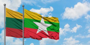 Litvanya ve Myanmar bayrağı birlikte beyaz bulutlu mavi gökyüzüne karşı rüzgarda sallayarak. Diplomasi kavramı, uluslararası ilişkiler.