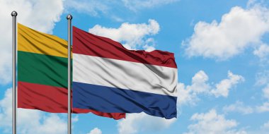 Litvanya ve Hollanda bayrağı birlikte beyaz bulutlu mavi gökyüzüne karşı rüzgarsal sallayarak. Diplomasi kavramı, uluslararası ilişkiler.