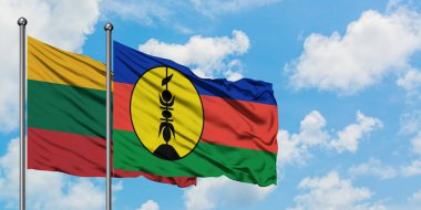 Litvanya ve Yeni Kaledonya bayrağı birlikte beyaz bulutlu mavi gökyüzüne karşı rüzgarda sallayarak. Diplomasi kavramı, uluslararası ilişkiler.