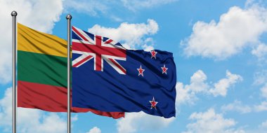 Litvanya ve Yeni Zelanda bayrağı birlikte beyaz bulutlu mavi gökyüzüne karşı rüzgarda sallayarak. Diplomasi kavramı, uluslararası ilişkiler.