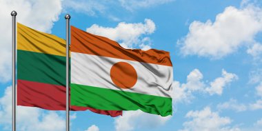 Litvanya ve Nijer bayrağı birlikte beyaz bulutlu mavi gökyüzüne karşı rüzgarda sallayarak. Diplomasi kavramı, uluslararası ilişkiler.