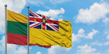 Litvanya ve Niue bayrağı birlikte beyaz bulutlu mavi gökyüzüne karşı rüzgarda sallayarak. Diplomasi kavramı, uluslararası ilişkiler.