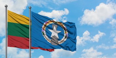 Litvanya ve Kuzey Mariana Adaları bayrağı birlikte beyaz bulutlu mavi gökyüzüne karşı rüzgarda sallayarak. Diplomasi kavramı, uluslararası ilişkiler.