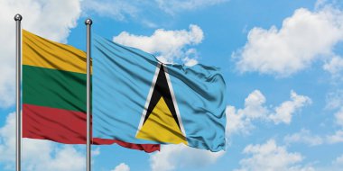 Litvanya ve Saint Lucia bayrağı birlikte beyaz bulutlu mavi gökyüzüne karşı rüzgarda sallayarak. Diplomasi kavramı, uluslararası ilişkiler.