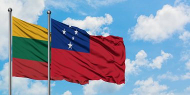 Litvanya ve Samoa bayrağı birlikte beyaz bulutlu mavi gökyüzüne karşı rüzgarda sallayarak. Diplomasi kavramı, uluslararası ilişkiler.