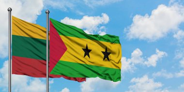 Litvanya ve Sao Tome ve Principe bayrak birlikte beyaz bulutlu mavi gökyüzüne karşı rüzgarda sallayarak. Diplomasi kavramı, uluslararası ilişkiler.