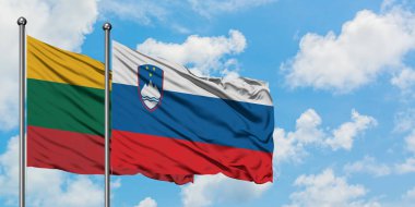 Litvanya ve Slovenya bayrağı birlikte beyaz bulutlu mavi gökyüzüne karşı rüzgarda sallayarak. Diplomasi kavramı, uluslararası ilişkiler.