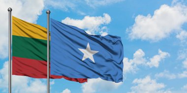 Litvanya ve Somali bayrağı birlikte beyaz bulutlu mavi gökyüzüne karşı rüzgarda sallayarak. Diplomasi kavramı, uluslararası ilişkiler.
