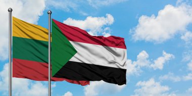 Litvanya ve Sudan bayrağı birlikte beyaz bulutlu mavi gökyüzüne karşı rüzgarsal sallayarak. Diplomasi kavramı, uluslararası ilişkiler.