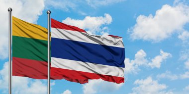 Litvanya ve Tayland bayrağı birlikte beyaz bulutlu mavi gökyüzüne karşı rüzgarda sallayarak. Diplomasi kavramı, uluslararası ilişkiler.