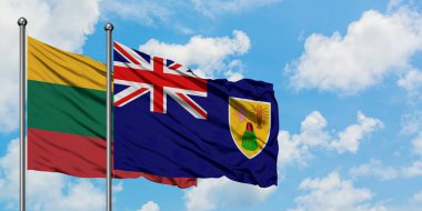 Litvanya ve Turks ve Caicos Adaları bayrağı birlikte beyaz bulutlu mavi gökyüzüne karşı rüzgarsal sallayarak. Diplomasi kavramı, uluslararası ilişkiler.