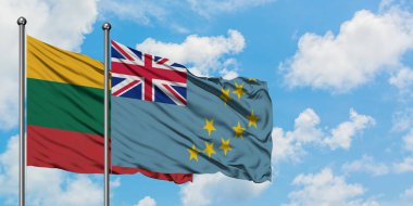 Litvanya ve Tuvalu bayrağı birlikte beyaz bulutlu mavi gökyüzüne karşı rüzgarda sallayarak. Diplomasi kavramı, uluslararası ilişkiler.