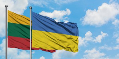 Litvanya ve Ukrayna bayrağı birlikte beyaz bulutlu mavi gökyüzüne karşı rüzgarda sallayarak. Diplomasi kavramı, uluslararası ilişkiler.