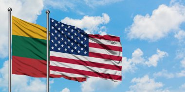 Litvanya ve Amerika Birleşik Devletleri bayrağı birlikte beyaz bulutlu mavi gökyüzüne karşı rüzgarda sallayarak. Diplomasi kavramı, uluslararası ilişkiler.