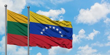 Litvanya ve Venezuela bayrağı birlikte beyaz bulutlu mavi gökyüzüne karşı rüzgarda sallayarak. Diplomasi kavramı, uluslararası ilişkiler.