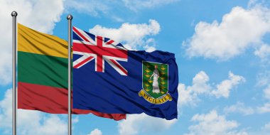 Litvanya ve İngiliz Virgin Adaları bayrağı birlikte beyaz bulutlu mavi gökyüzüne karşı rüzgarda sallayarak. Diplomasi kavramı, uluslararası ilişkiler.