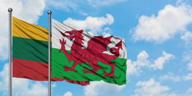 Litvanya ve Galler bayrağı birlikte beyaz bulutlu mavi gökyüzüne karşı rüzgarda sallayarak. Diplomasi kavramı, uluslararası ilişkiler.