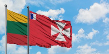 Litvanya ve Wallis ve Futuna bayrağı birlikte beyaz bulutlu mavi gökyüzüne karşı rüzgarda sallayarak. Diplomasi kavramı, uluslararası ilişkiler.