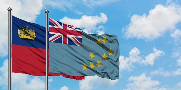 Bandera de Liechtenstein y Tuvalu ondeando en el viento contra el cielo azul nublado blanco juntos. Concepto diplomático, relaciones internacionales . — Foto de Stock