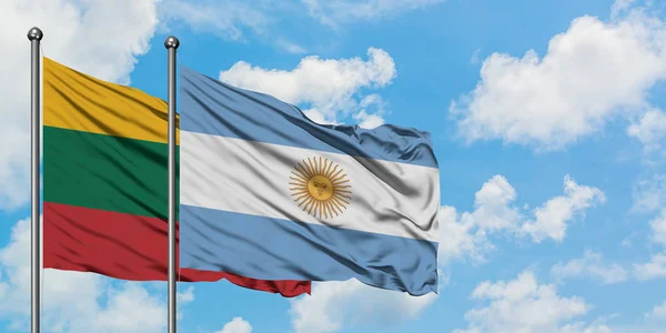 Bandera de Lituania y Argentina ondeando en el viento contra el cielo azul nublado blanco juntos. Concepto diplomático, relaciones internacionales . — Foto de Stock