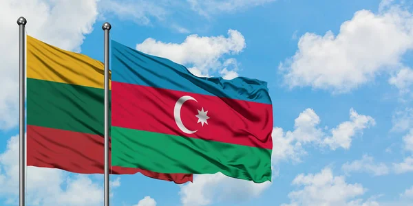 Bandera de Lituania y Azerbaiyán ondeando en el viento contra el cielo azul nublado blanco juntos. Concepto diplomático, relaciones internacionales . — Foto de Stock