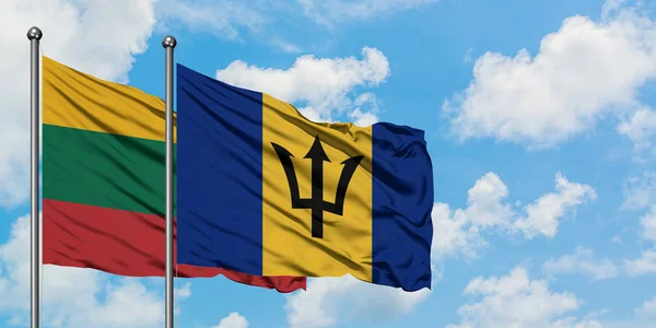 Bandera de Lituania y Barbados ondeando en el viento contra el cielo azul nublado blanco juntos. Concepto diplomático, relaciones internacionales . — Foto de Stock