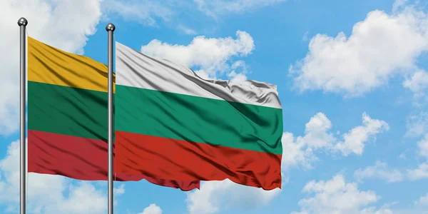 Bandera de Lituania y Bulgaria ondeando en el viento contra el cielo azul nublado blanco juntos. Concepto diplomático, relaciones internacionales . — Foto de Stock