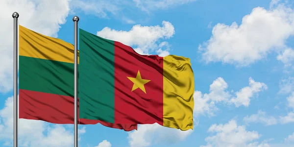 Bandera de Lituania y Camerún ondeando en el viento contra el cielo azul nublado blanco juntos. Concepto diplomático, relaciones internacionales . — Foto de Stock