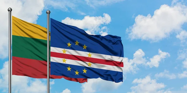 Bandera de Lituania y Cabo Verde ondeando en el viento contra el cielo azul nublado blanco juntos. Concepto diplomático, relaciones internacionales . — Foto de Stock