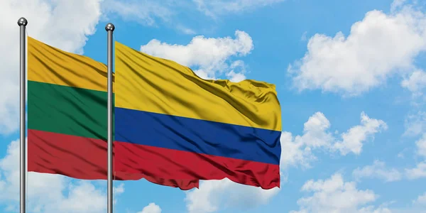 Bandera de Lituania y Colombia ondeando en el viento contra el cielo azul nublado blanco juntos. Concepto diplomático, relaciones internacionales . —  Fotos de Stock