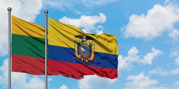 Bandera de Lituania y Ecuador ondeando en el viento contra el cielo azul nublado blanco juntos. Concepto diplomático, relaciones internacionales . — Foto de Stock