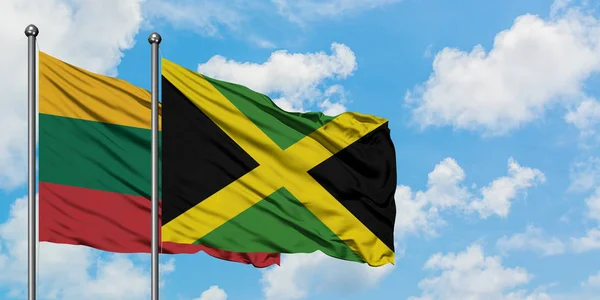 Lituania e Giamaica bandiera sventolando nel vento contro bianco cielo blu nuvoloso insieme. Concetto di diplomazia, relazioni internazionali . — Foto Stock
