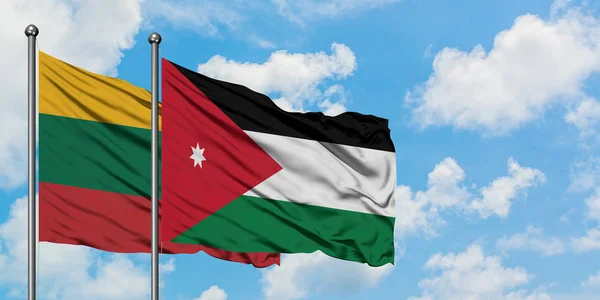 Bandera de Lituania y Jordania ondeando en el viento contra el cielo azul nublado blanco juntos. Concepto diplomático, relaciones internacionales . — Foto de Stock