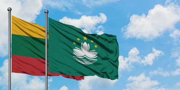 Bandera de Lituania y Macao ondeando en el viento contra el cielo azul nublado blanco juntos. Concepto diplomático, relaciones internacionales . — Foto de Stock