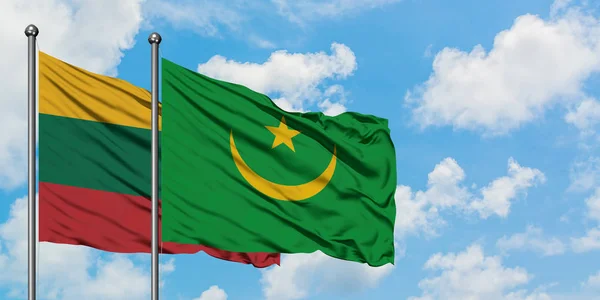 Bandera de Lituania y Mauritania ondeando en el viento contra el cielo azul nublado blanco juntos. Concepto diplomático, relaciones internacionales . — Foto de Stock
