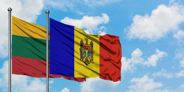 Bandera de Lituania y Moldavia ondeando en el viento contra el cielo azul nublado blanco juntos. Concepto diplomático, relaciones internacionales . — Foto de Stock