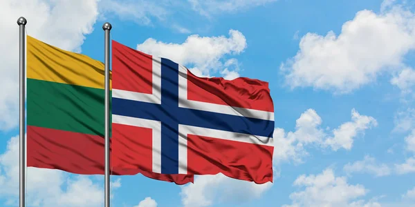 Bandera de Lituania y Noruega ondeando en el viento contra el cielo azul nublado blanco juntos. Concepto diplomático, relaciones internacionales . — Foto de Stock