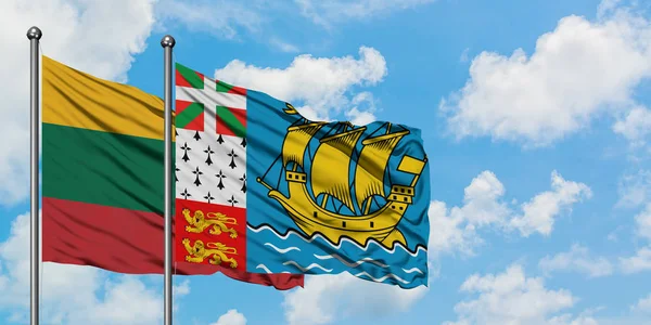 Литва і Сен-П'єр і Мікелон прапор розмахуючи в вітер проти білого хмарного синього неба разом. Концепція дипломатії, міжнародні відносини. — стокове фото
