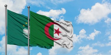 Macao ve Cezayir bayrağı birlikte beyaz bulutlu mavi gökyüzüne karşı rüzgarda sallayarak. Diplomasi kavramı, uluslararası ilişkiler.