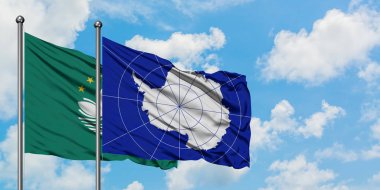 Macao ve Antarktika bayrağı birlikte beyaz bulutlu mavi gökyüzüne karşı rüzgarda sallayarak. Diplomasi kavramı, uluslararası ilişkiler.