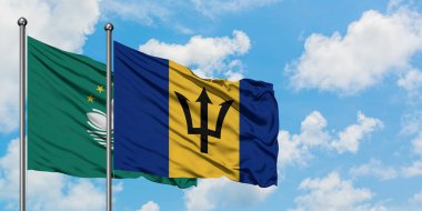 Macao ve Barbados bayrağı birlikte beyaz bulutlu mavi gökyüzüne karşı rüzgarda sallayarak. Diplomasi kavramı, uluslararası ilişkiler.