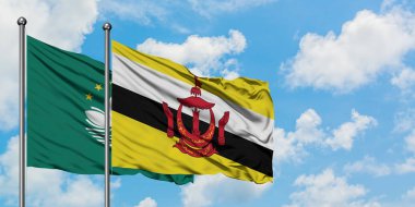 Macao ve Brunei bayrağı birlikte beyaz bulutlu mavi gökyüzüne karşı rüzgarda sallayarak. Diplomasi kavramı, uluslararası ilişkiler.